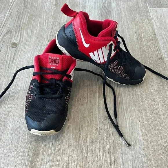 Boys Nike Team Hustle Quick Black Basketball Sneakers - 922681-002 - 13C - Picture 1 of 9
